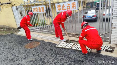 东北管道公司铁岭通信站在隐患排查中清理排水渠淤泥